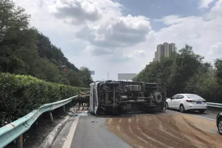 24小时道路救援电话广甘高速拖车公司G75车在路上没油了高速路拖车救援